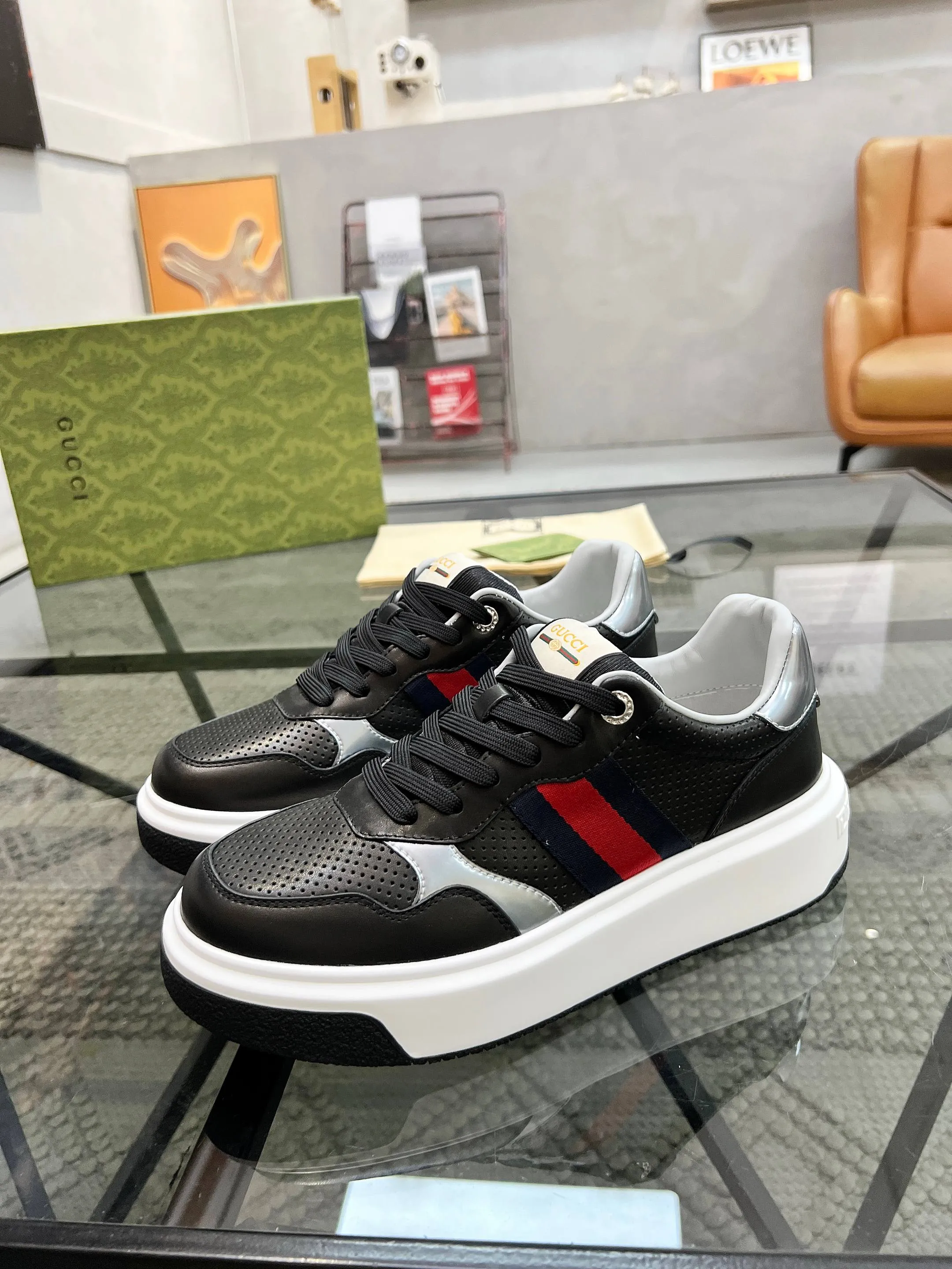 P440 new men's shoes GUCCI [Lightning] latest shoes are shipped. Original quality, fashionable, special materials, sheepskin lining, new packaging. The foot feels super comfortable and the workmanship is impeccable. Size: 38-45